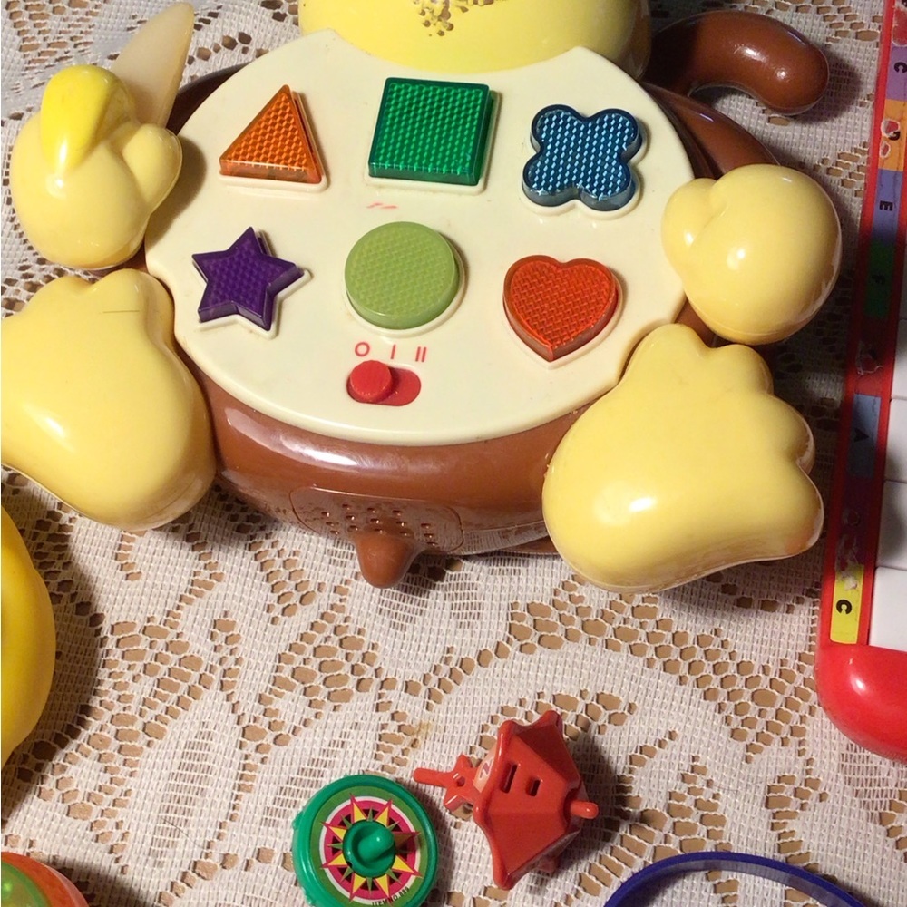 LOT OF RANDOM TOYS - Picture 2 of 9